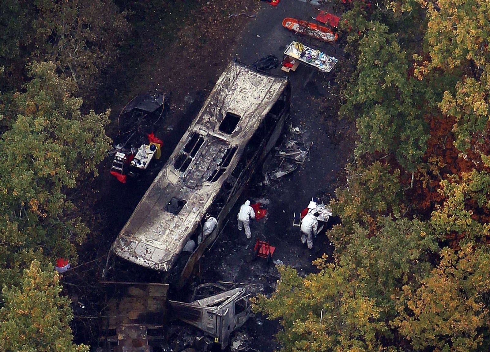 Photo aérienne montrant l’autocar brûlé de l'accident de Puisseguin, 23 octobre 2015. Photo aérienne montrant l’autocar brûlé de l'accident de Puisseguin, 23 octobre 2015.