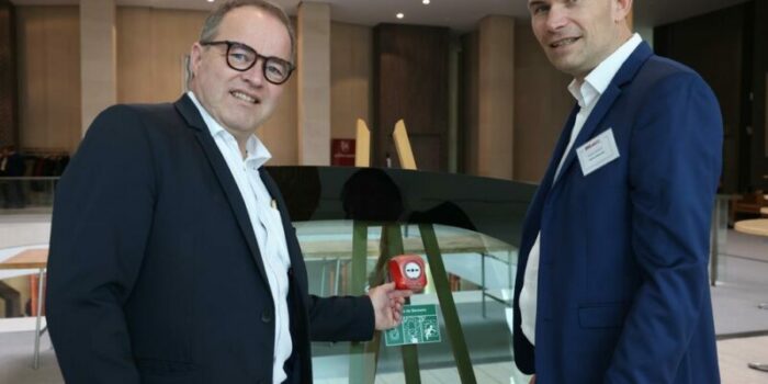 Renaud Lagrave, vice président du conseil régional de nouvelle aquitaine en charge des mobilités et Hubert Forgeot, PDG de la société Aguila présentent BREAKEE.