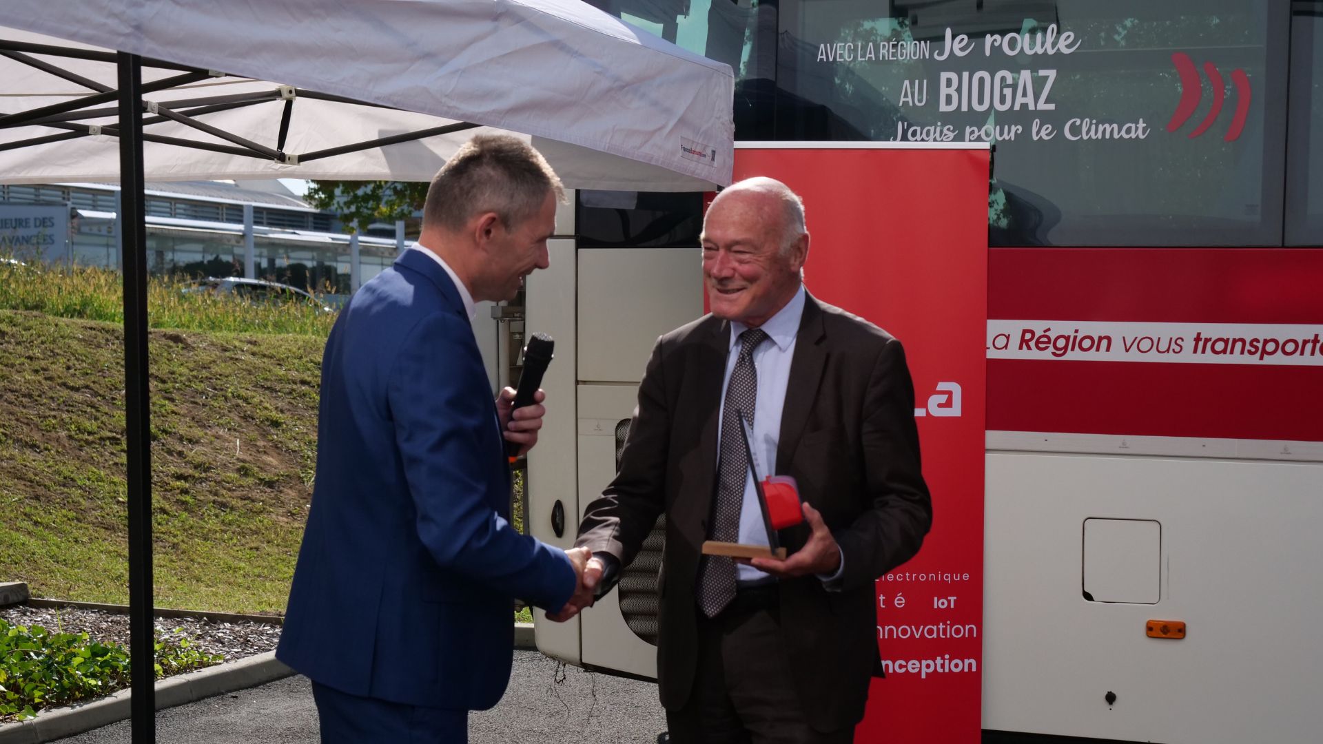 Hubert Forgeot et Alain Rousset se serrant la main lors de l’inauguration industrielle de BREAKEE