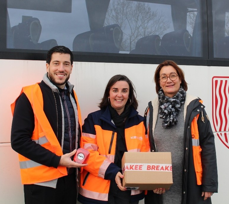 De gauche à droite : Rémy Mokhtari, responsable des opérations BREAKEE, Mélodie Meffre, responsable HSE chez Keolis Littoral, et Pascale Nayrac, direction d’exploitation Keolis Littoral, posant devant un car de la Région Nouvelle-Aquitaine appartenant à la flotte de Keolis Littoral.