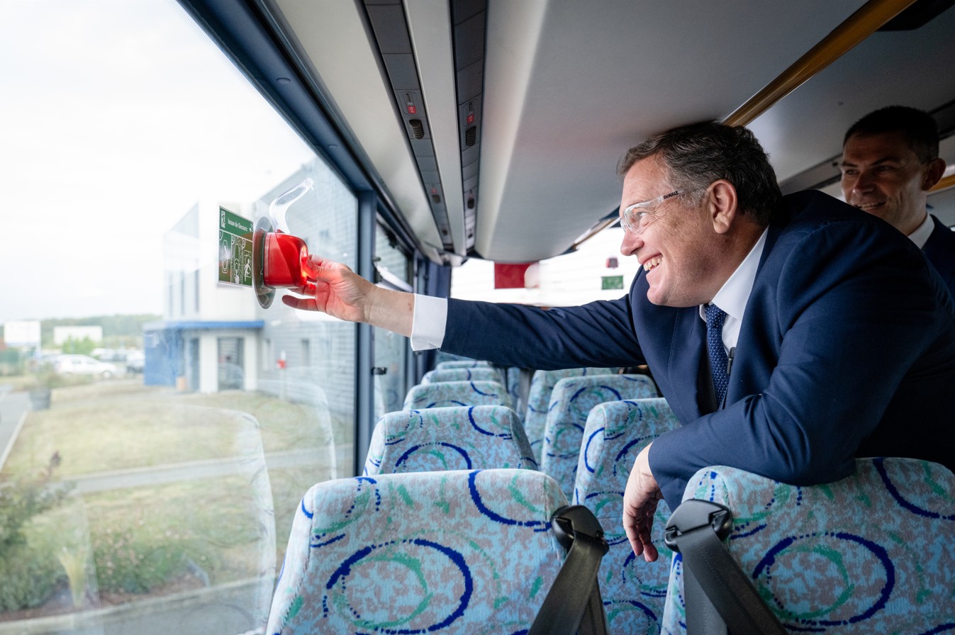 Le ministre des Transports Philippe Tabarot expérimente notre brise-vitre électronique Breakee.