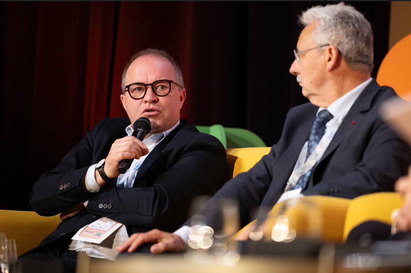 À gauche Renaud Lagrave, Vice-Président de la Région Nouvelle-Aquitaine, à droite, Louis Nègre Président du GART