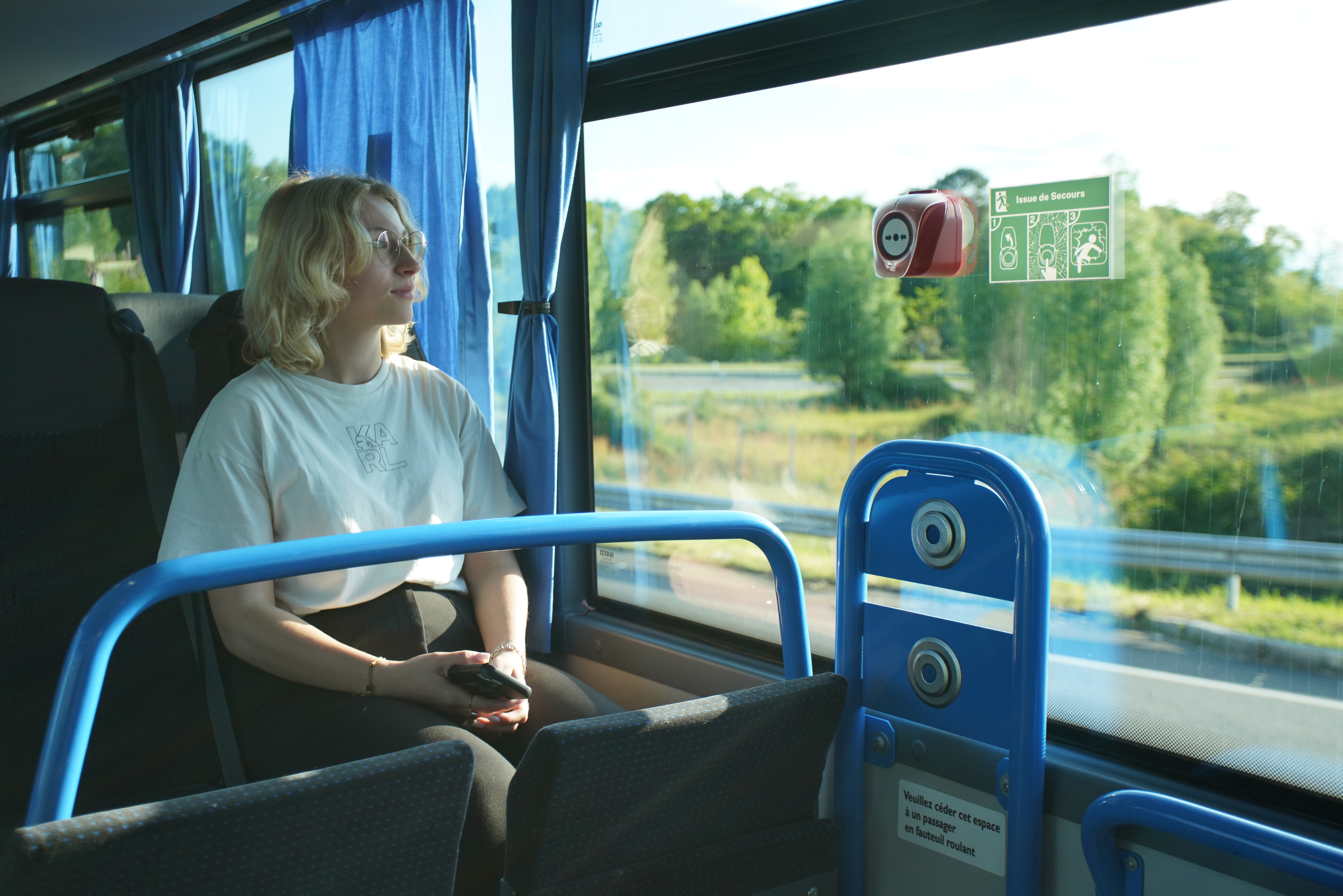 Brise-vitre électronique d’urgence BREAKEE installé sur une issue de secours de bus, permettant une évacuation rapide, intuitive et sécurisée des passagers en cas d’accident.