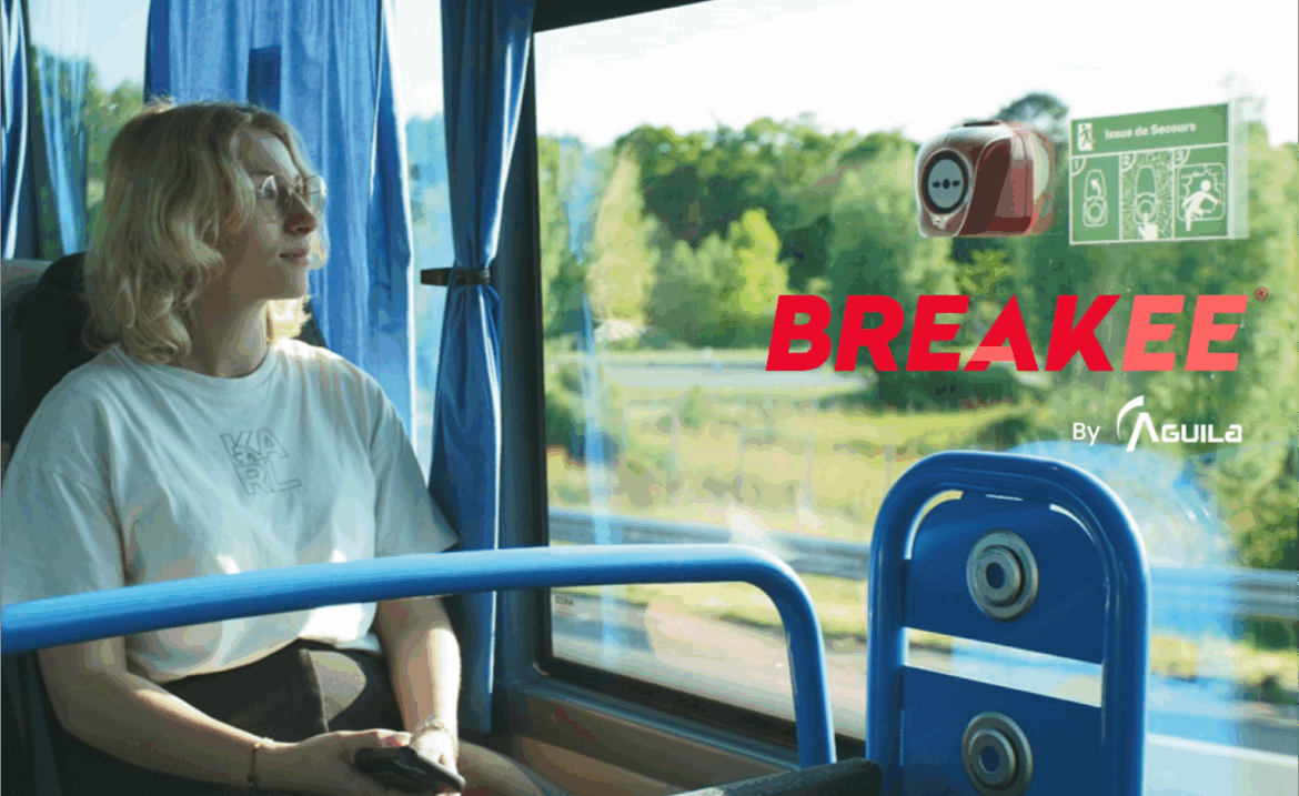Passagère assise dans un autocar à proximité du marteau électronique d’urgence BREAKEE, solution développée par AGUILA pour améliorer l’évacuation et la sécurité des passagers en bus et autocars.