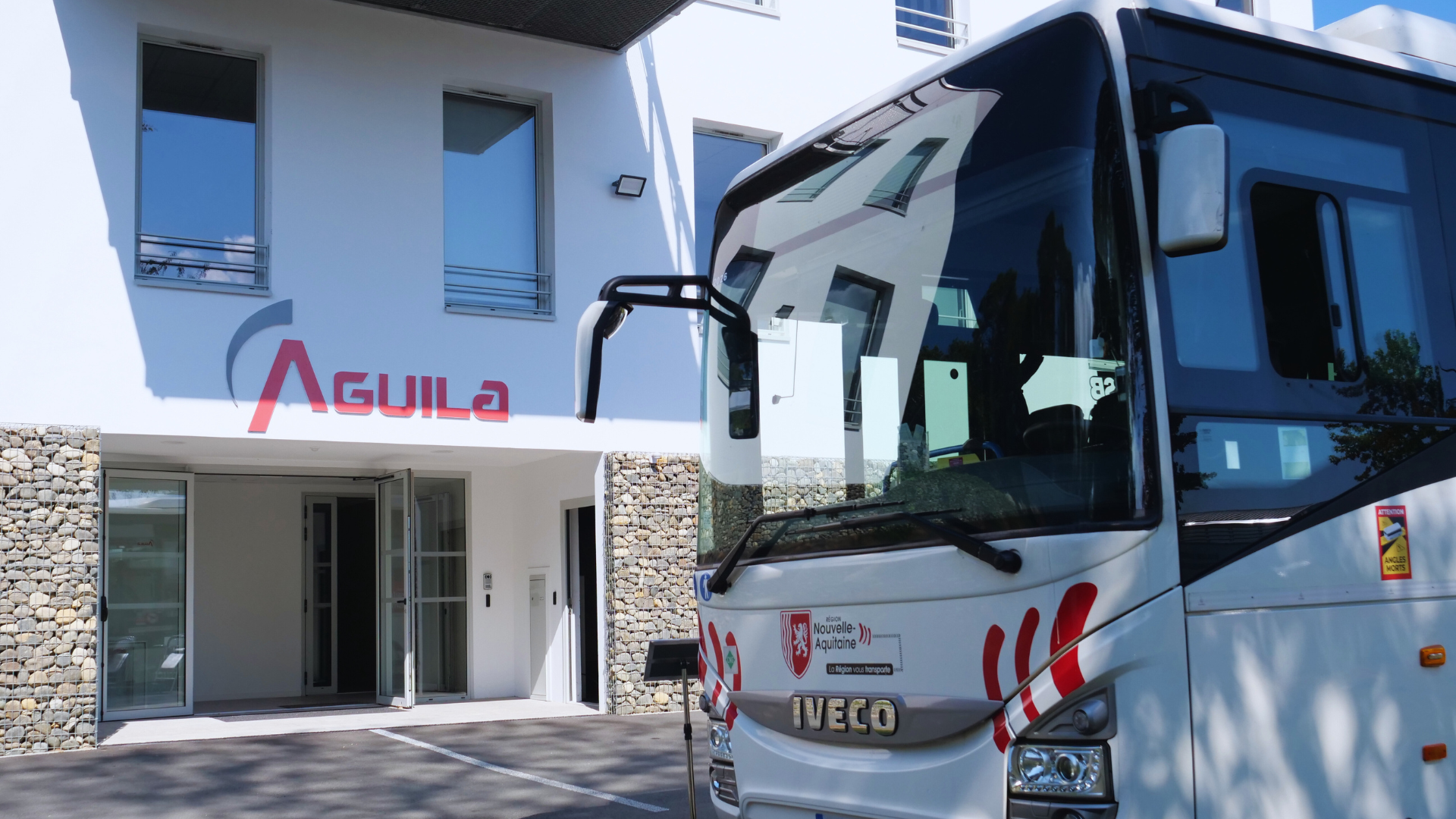 Un véhicule de la Région Nouvelle-Aquitaine équipé du dispositif BREAKEE devant les locaux d'Aguila lors du lancement industriel. Véhicule de la Région Nouvelle-Aquitaine équipé du dispositif BREAKEE devant les locaux d’Aguila